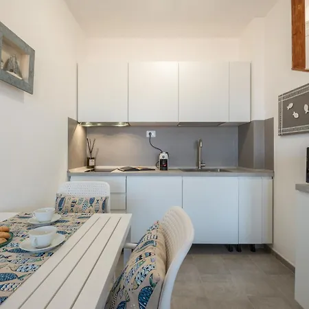 Sea View Terrace - Free Parking - Modern For 4 Guests شقة